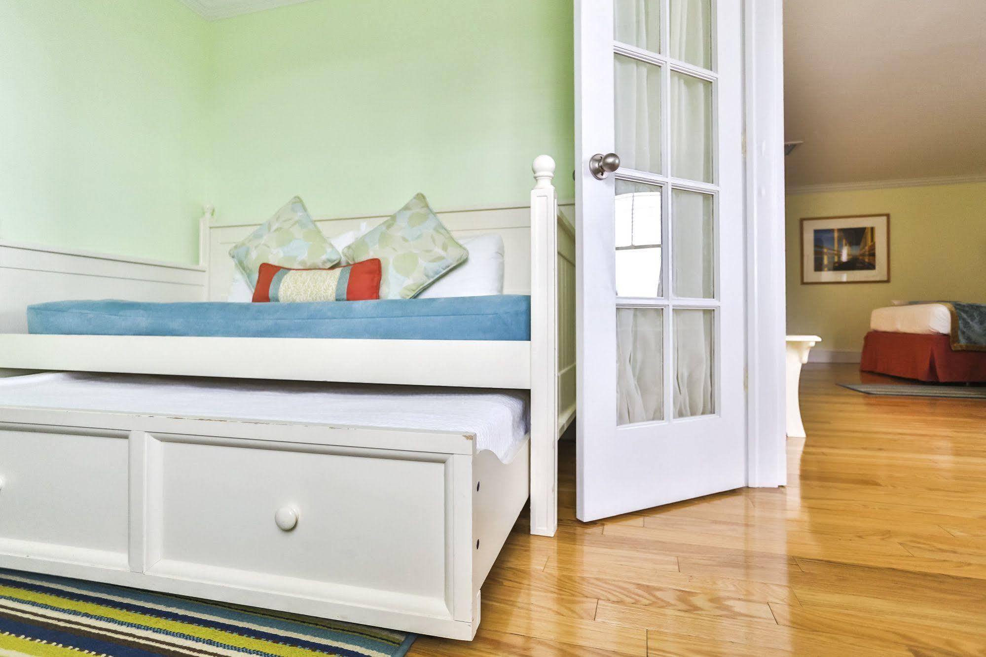Mansion House Inn Vineyard Haven Bagian luar foto